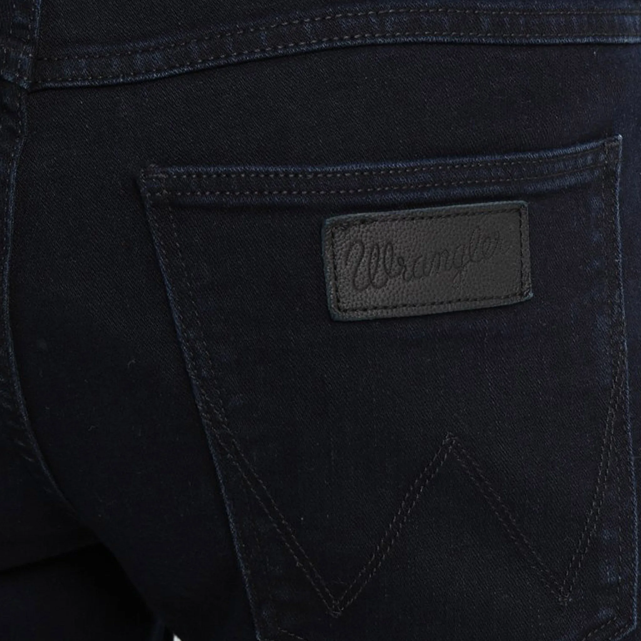 Certainly! Heres an optimized product title for the e-commerce listing:

Wrangler Mens Greensboro Stretch Jeans - Black Back Finish

This title includes descriptive modifiers like Mens to specify the target audience and Finish to suggest a particular style or treatment.